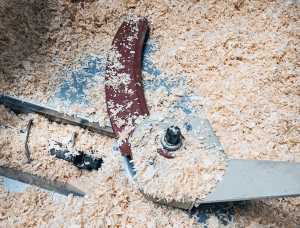 Zoom sur le bras racleur de la presse à briquetter