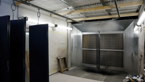 Porte peinte devant un mur d'aspiration